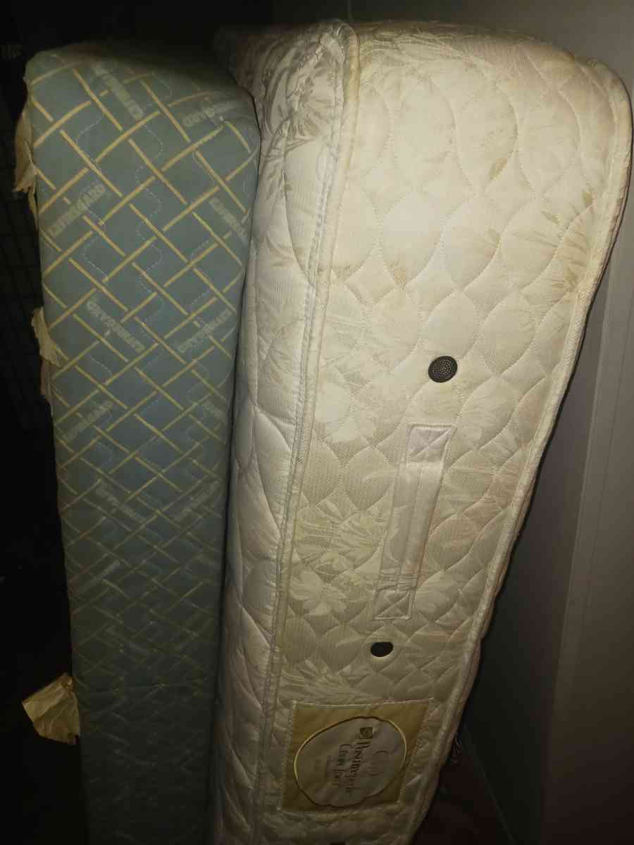 queen mattress and box spring - Pass Christian, Mississippi - FleaMarketBay