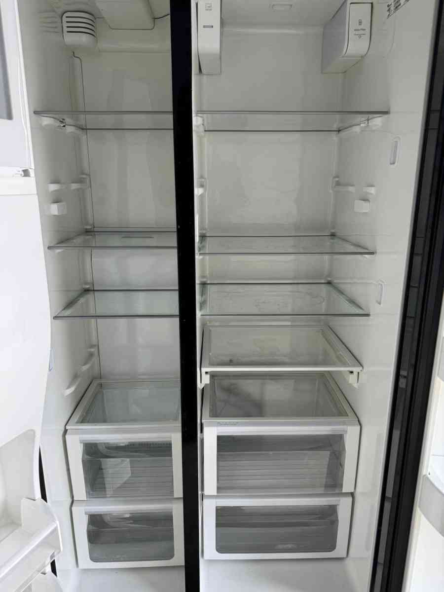 Black Side by side whirlpool refrigerator DelivereyAvailab - Lakeland, Florida - FleaMarketBay