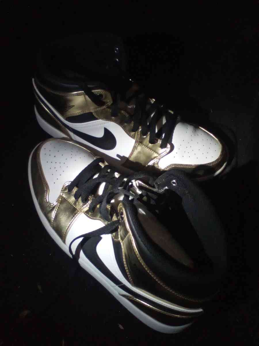 Nike Air Jordans 1 Mid SE - Hayward, California - FleaMarketBay