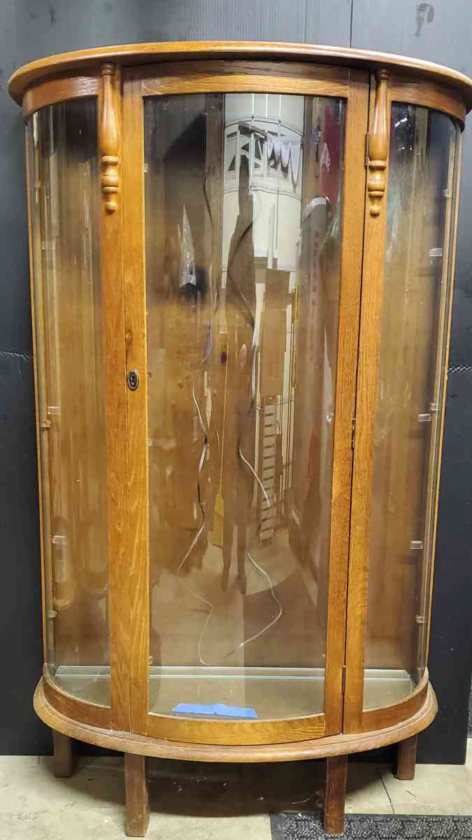 Lighted Curio Cabinet With 3 Shelves  No key