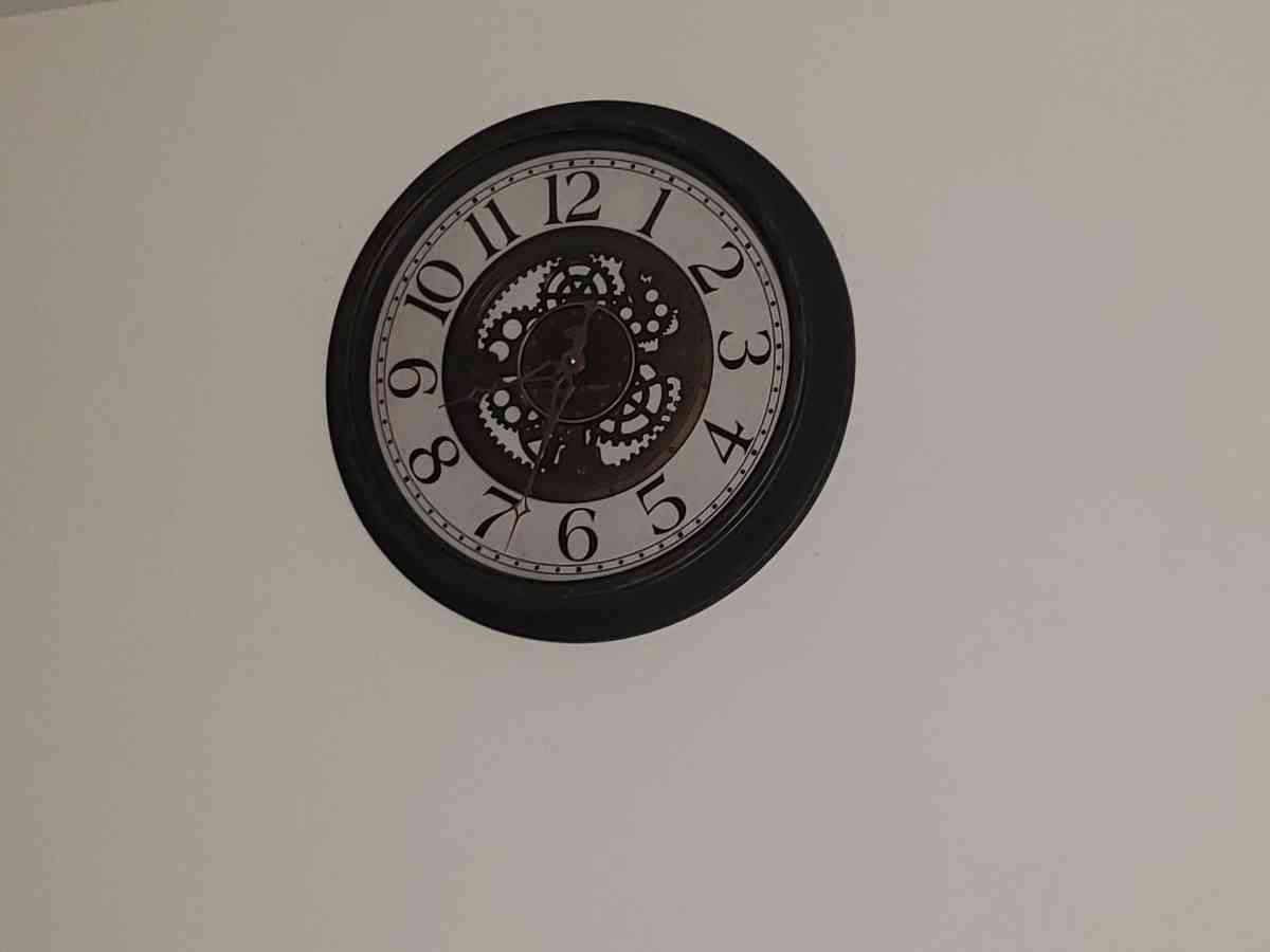 wall clock - Edison, New Jersey