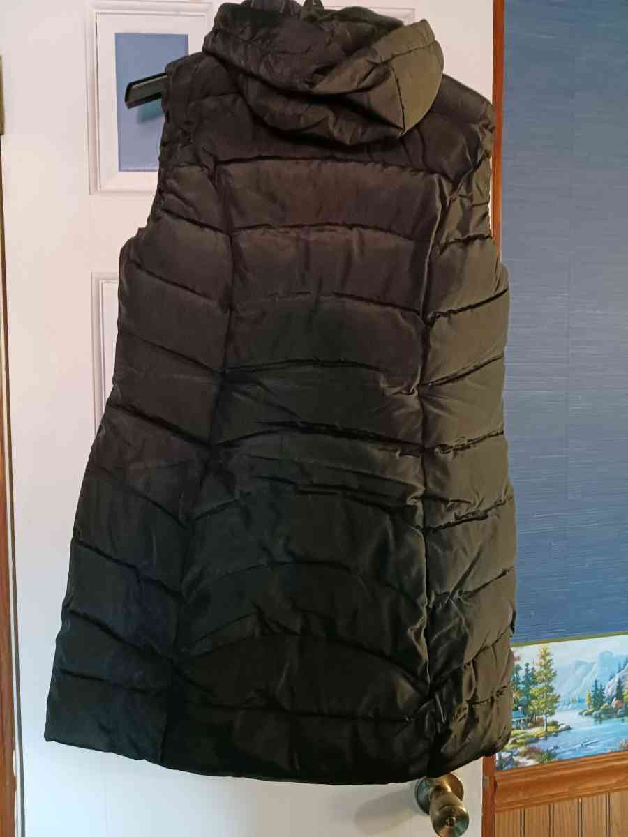 Black Puffer Vest - Middleburg, Pennsylvania - FleaMarketBay
