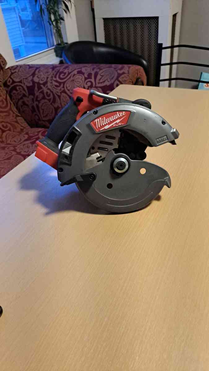 sierra circular Milwaukee