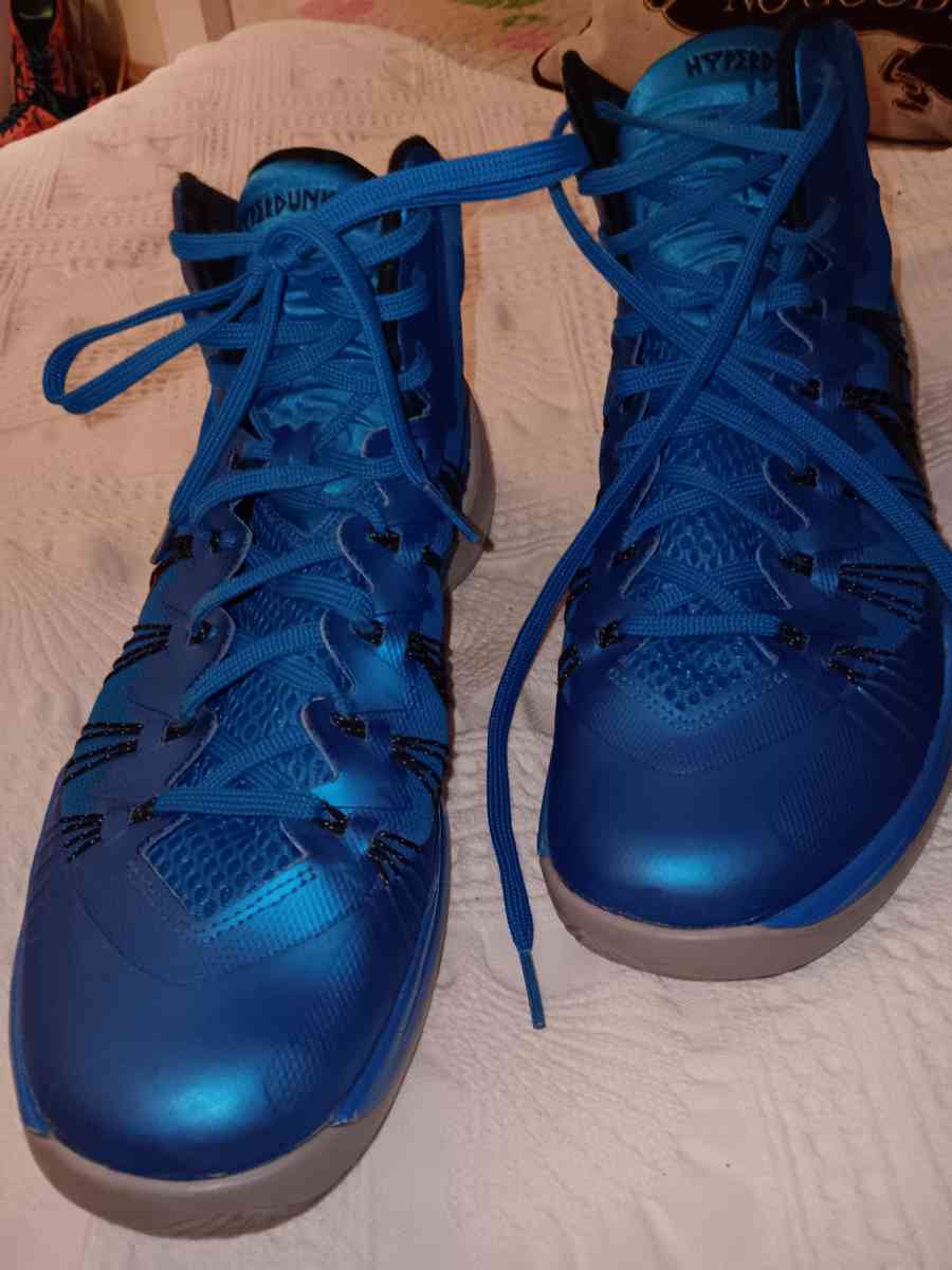 NIKE SNEAKERS - Barnstable, Massachusetts - FleaMarketBay