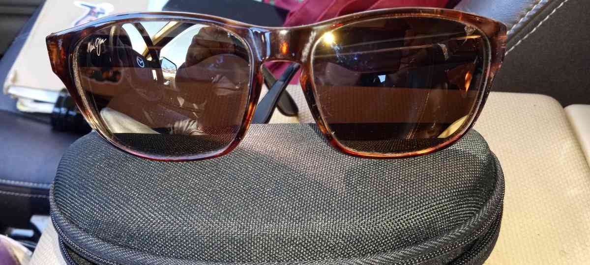 the sunglasses Maui Jim - Adelanto, California - FleaMarketBay