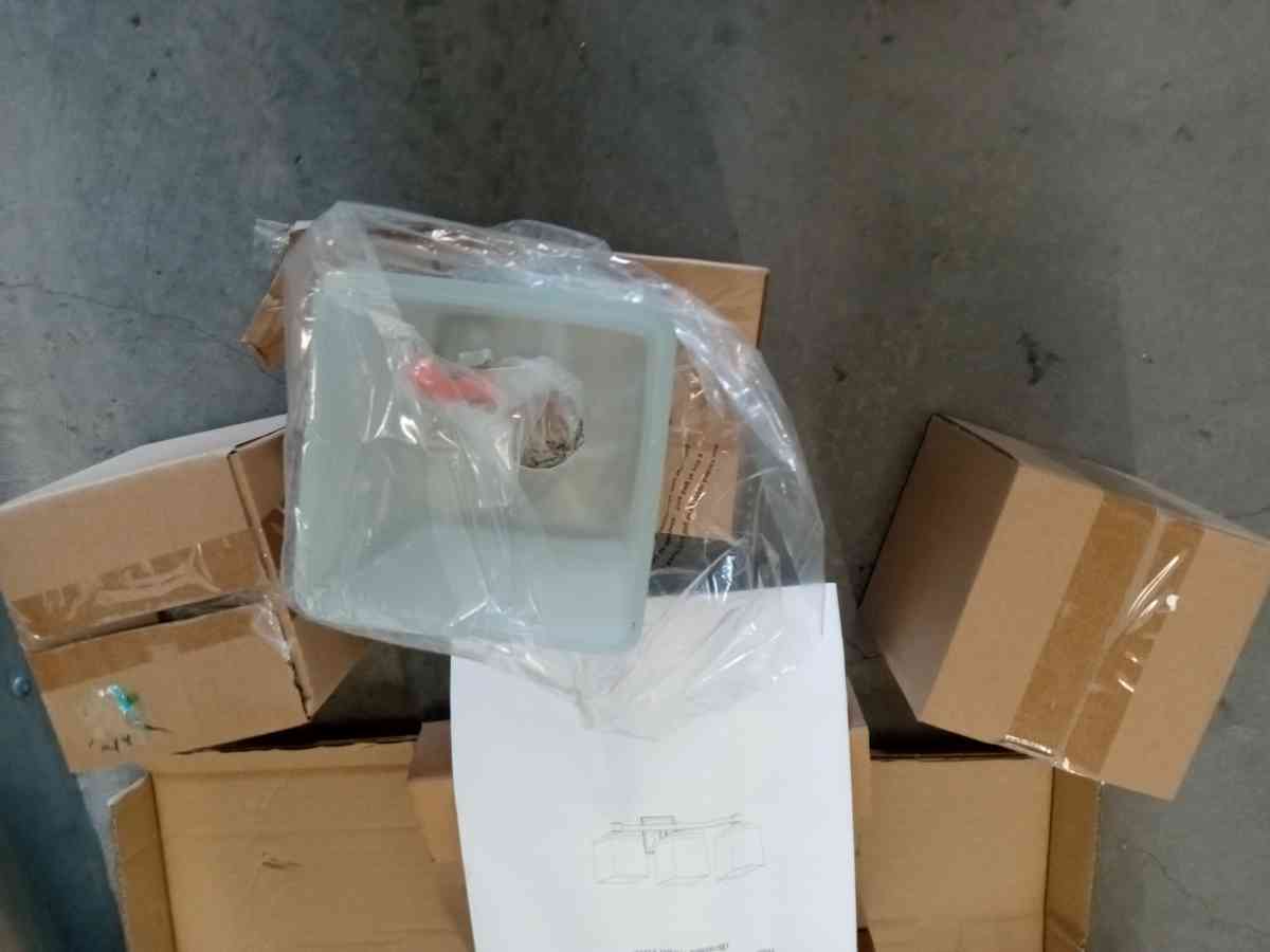 three light spotlight new - Adelanto, California - FleaMarketBay