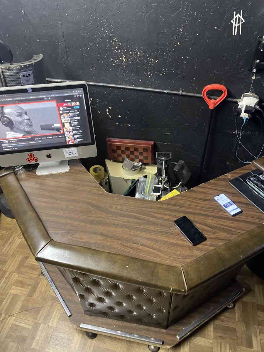 Bar with shelf - New Bedford, Massachusetts - FleaMarketBay