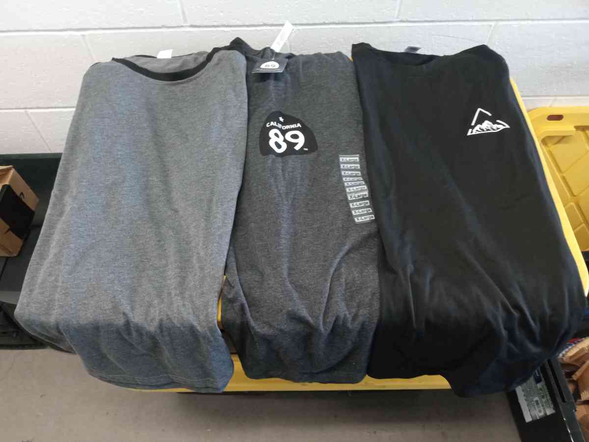 the 3 sweatshirt large new - Adelanto, California - FleaMarketBay