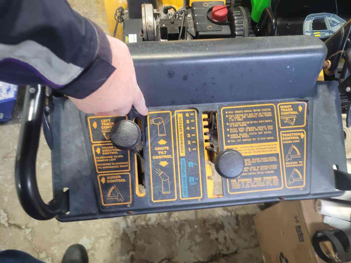 Cub Cadet snowblower on tracs - Pittsburgh, Pennsylvania - FleaMarketBay