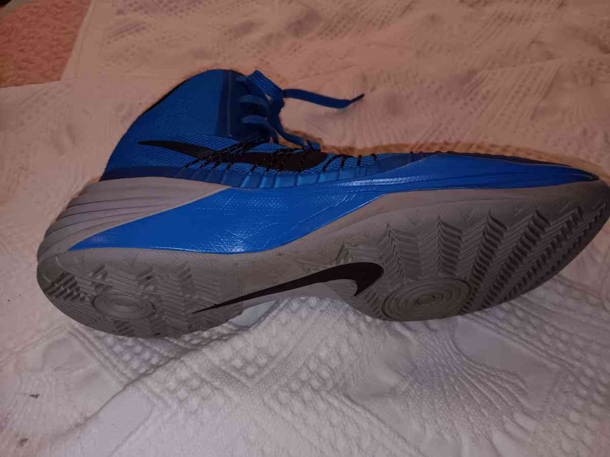 NIKE SNEAKERS - Barnstable, Massachusetts - FleaMarketBay