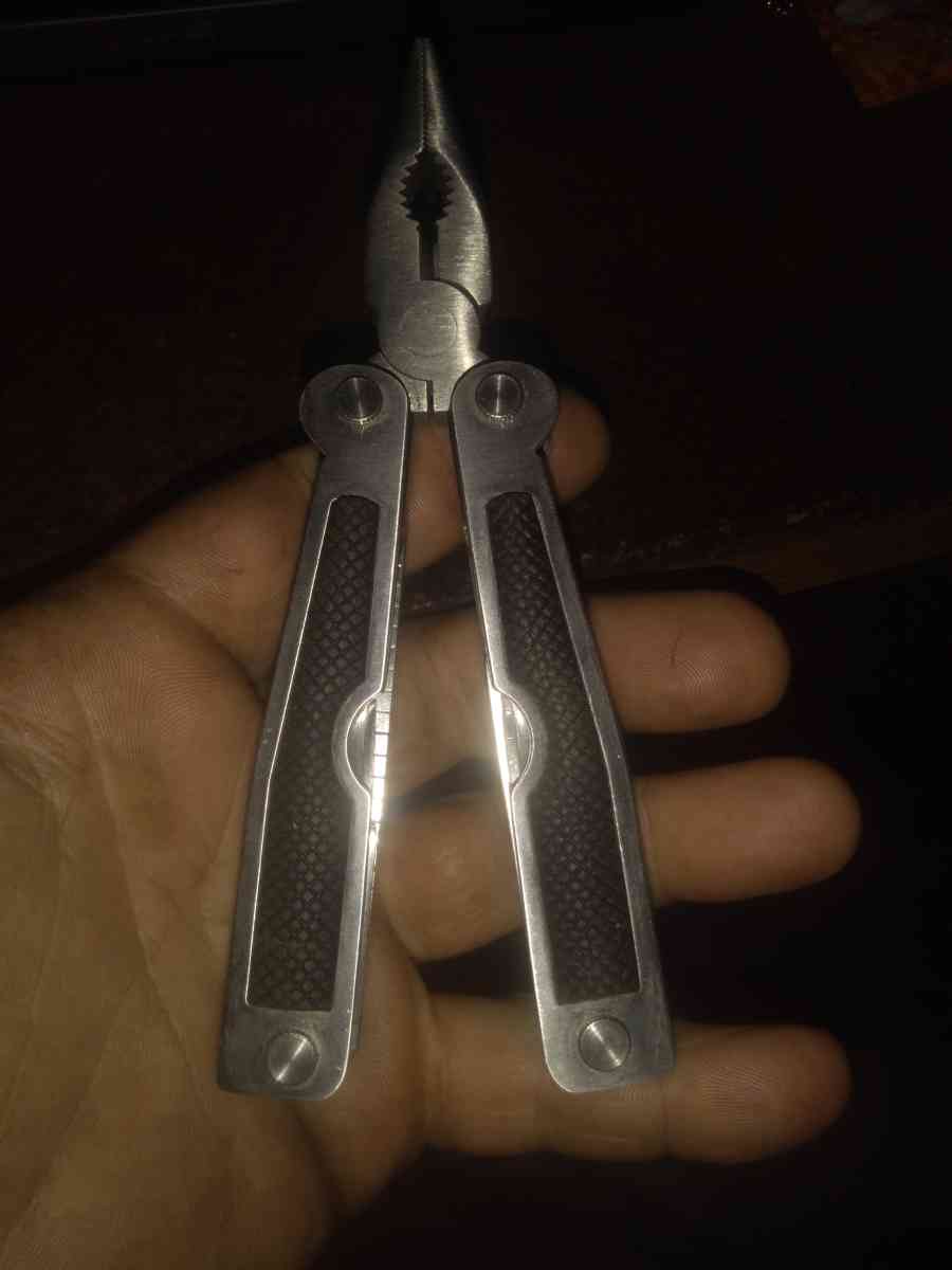 All Purpose tool never been used it comes with the pouch bra - Saint Cloud, Minnesota - FleaMarketBay