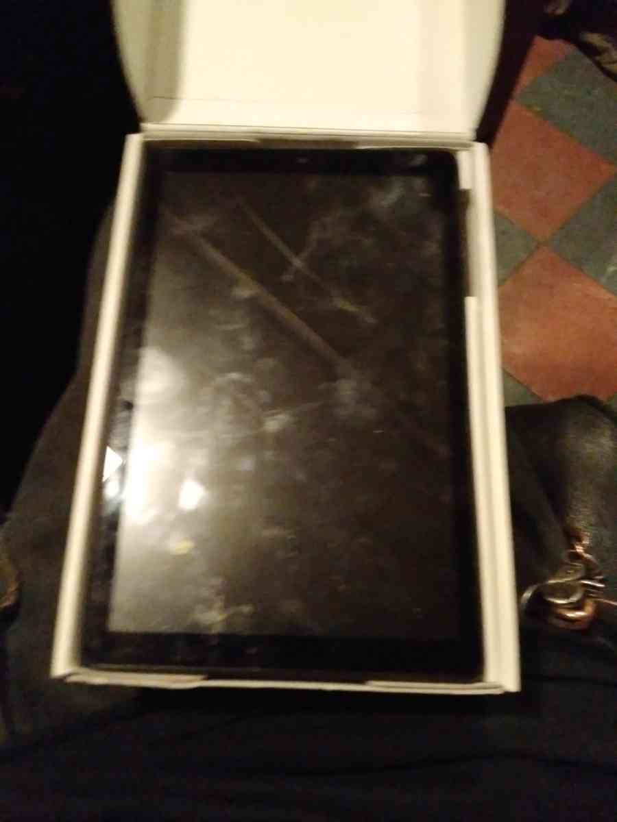 tablet 32 gig it does have a crack in the screen - Adolph, Minnesota - FleaMarketBay
