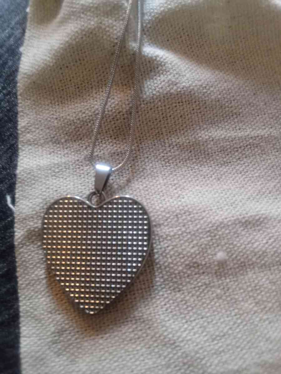 Female necklace - Ontario, New York - FleaMarketBay