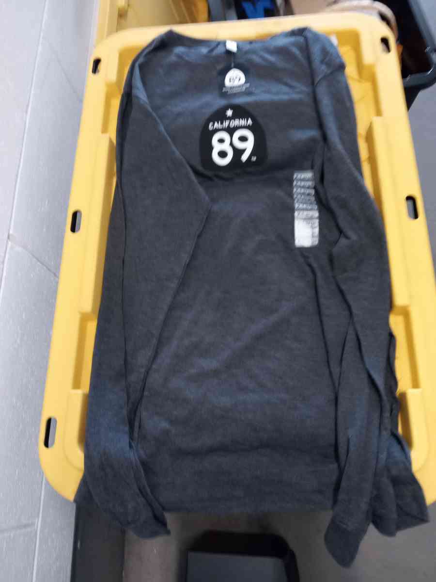 the 3 sweatshirt large new - Adelanto, California - FleaMarketBay