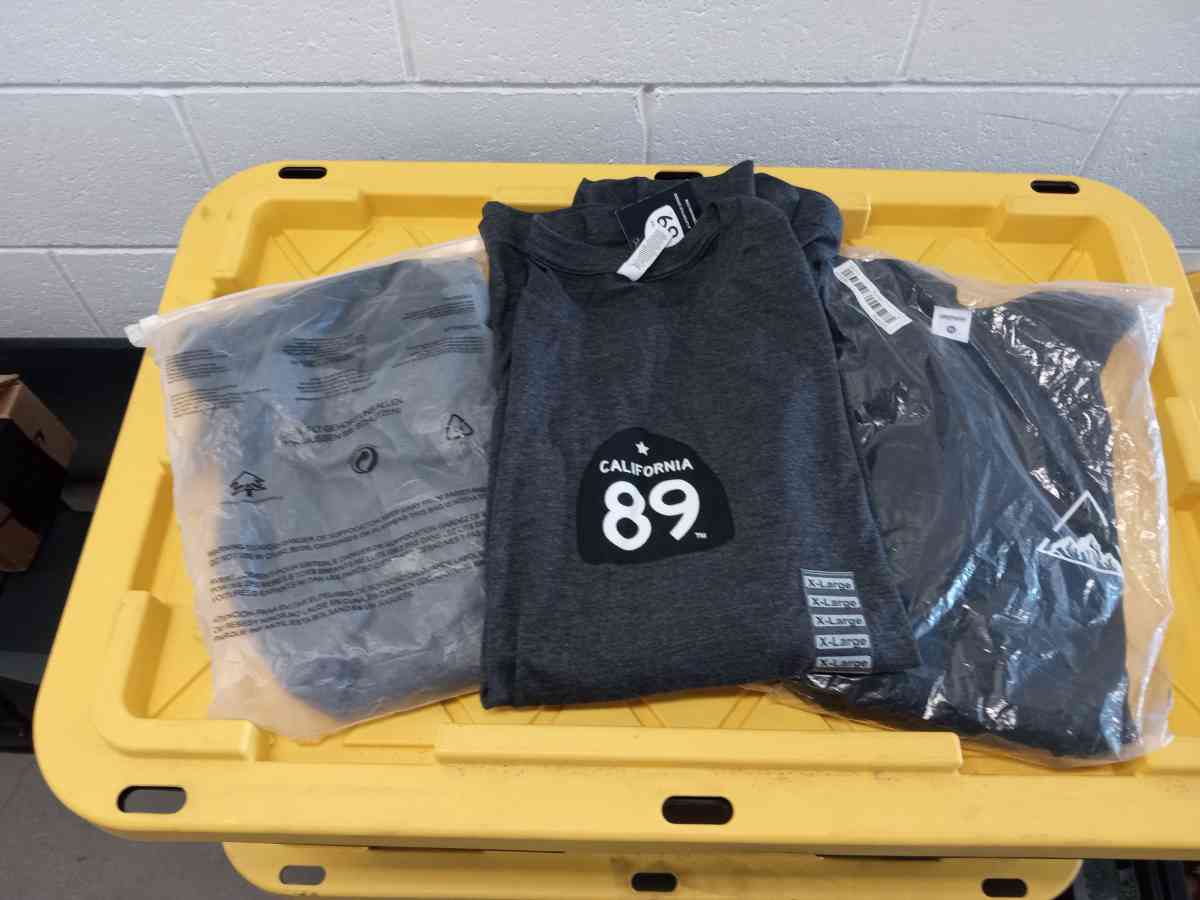 the 3 sweatshirt large new - Adelanto, California - FleaMarketBay