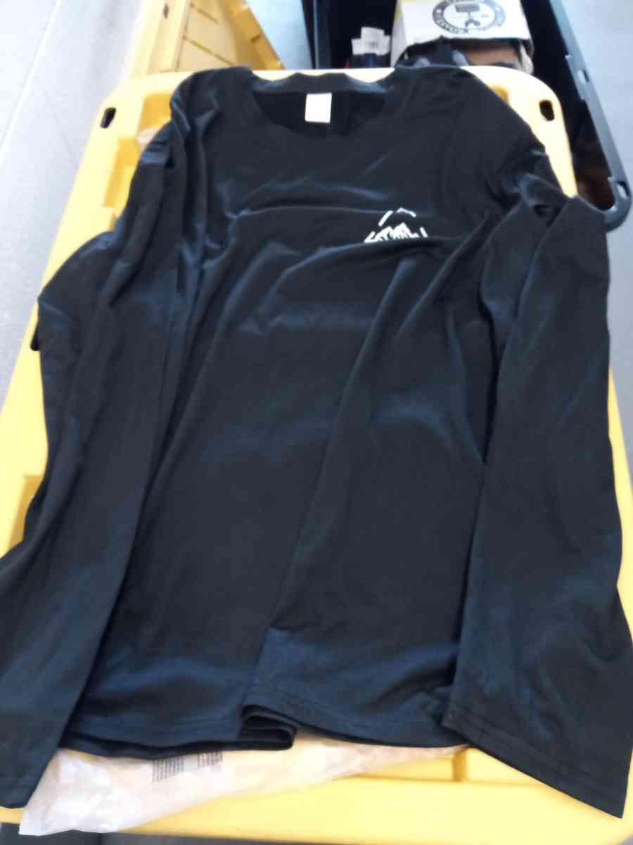 the 3 sweatshirt large new - Adelanto, California - FleaMarketBay