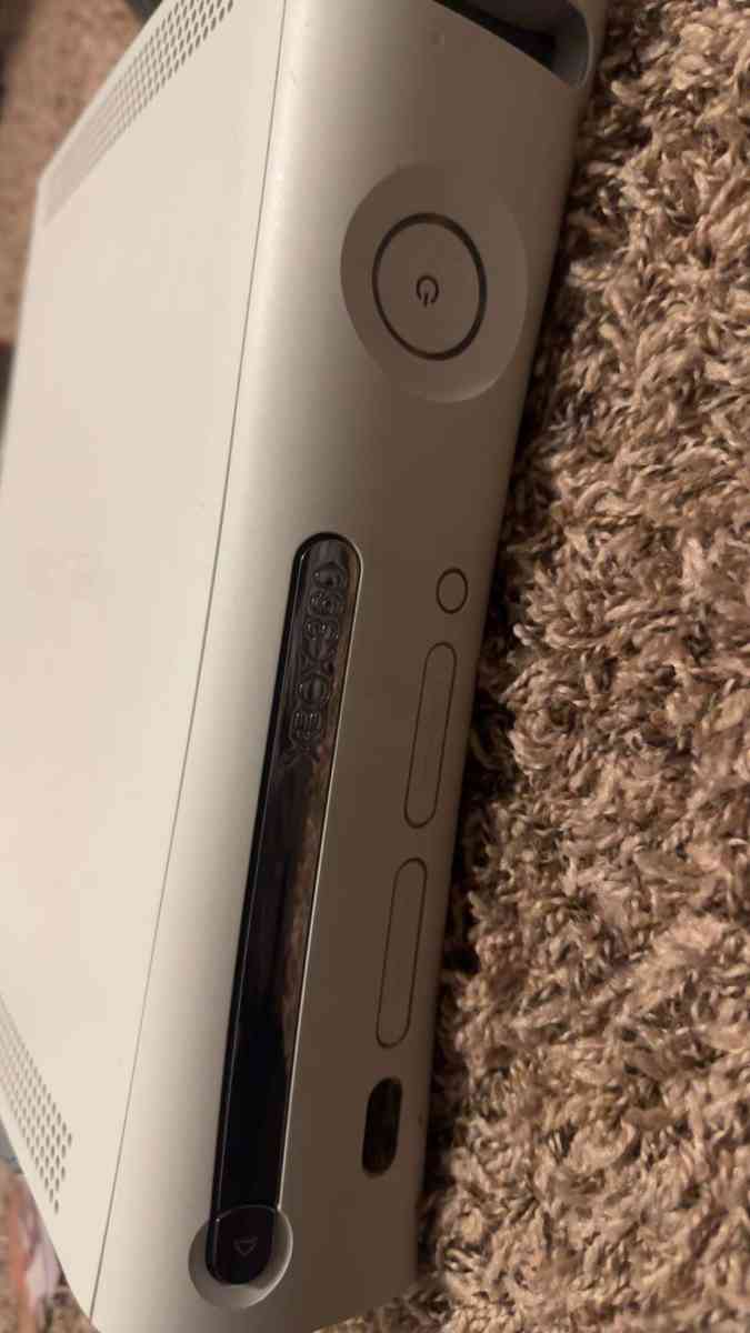 Xbox 360 2 controllers plus games - Paris, Kentucky - FleaMarketBay