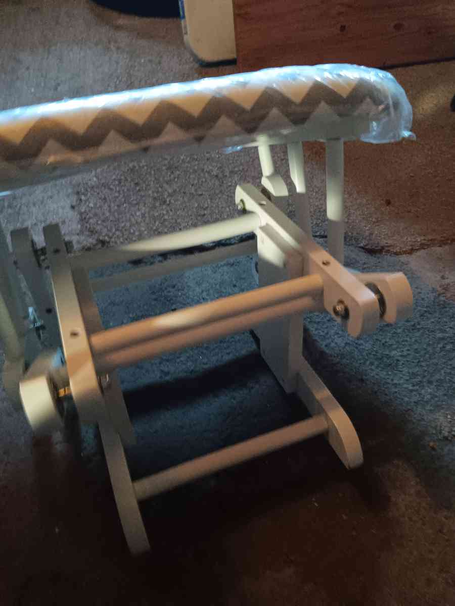 nursery chair - Milwaukee, Wisconsin - FleaMarketBay