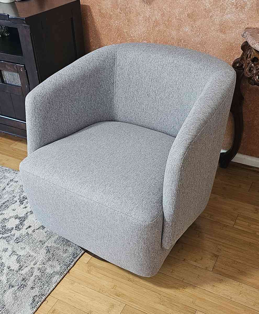 MINCETA Swivel Chair Local Pick up Only - Gilbertsville, Pennsylvania - FleaMarketBay