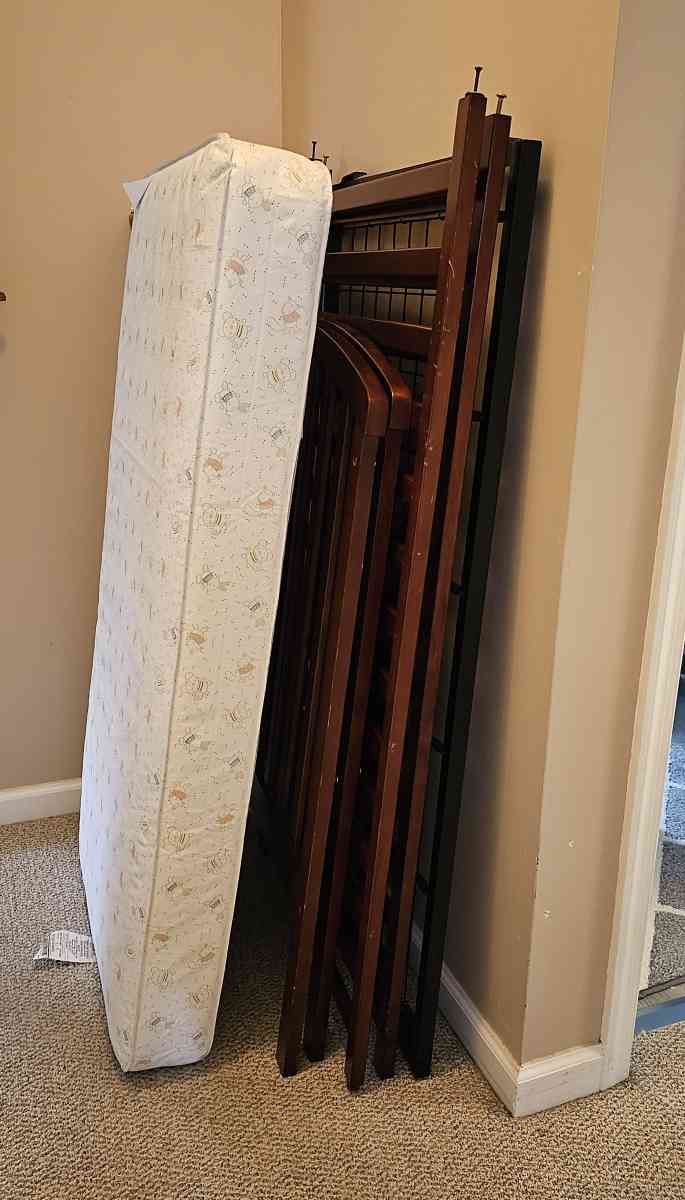 Wooden Crib with Mattress Crib is NOT Convertable - Gilbertsville, Pennsylvania - FleaMarketBay