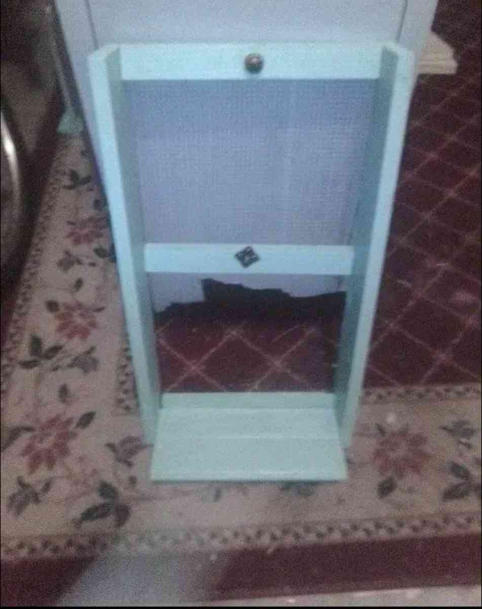 handmade chicken wire jewelry display