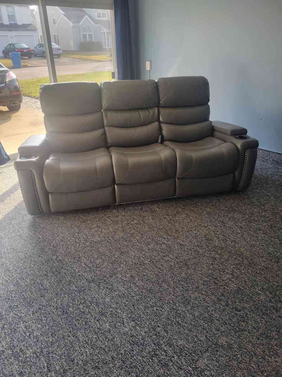 Recliner Couch - Virginia Beach, Virginia - FleaMarketBay