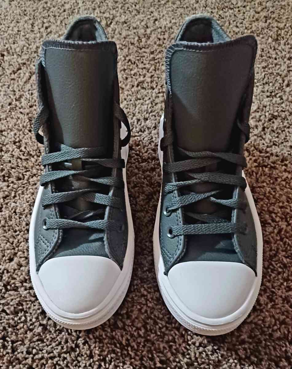 BRAND NEW WOMENS GRAY LEATHER HIGH TOP CONVERSE - Cedar Falls, Iowa