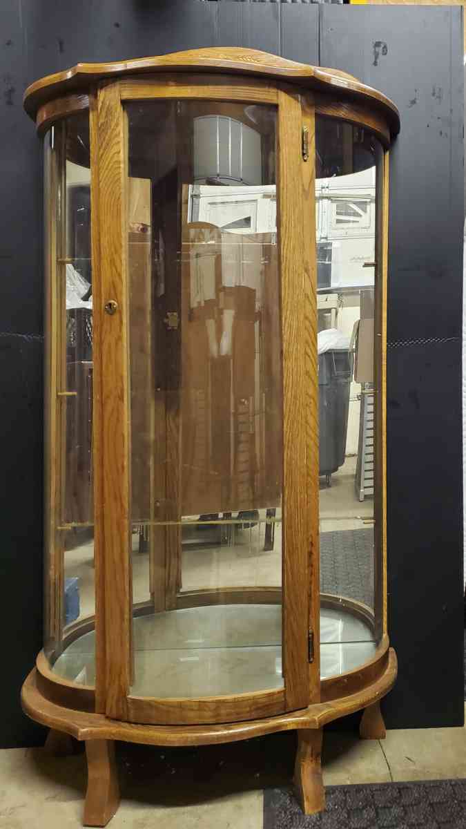Lighted Curio Cabinet With 3 Shelves  No key Have 2 Availabl - Rock Island, Tennessee - FleaMarketBay