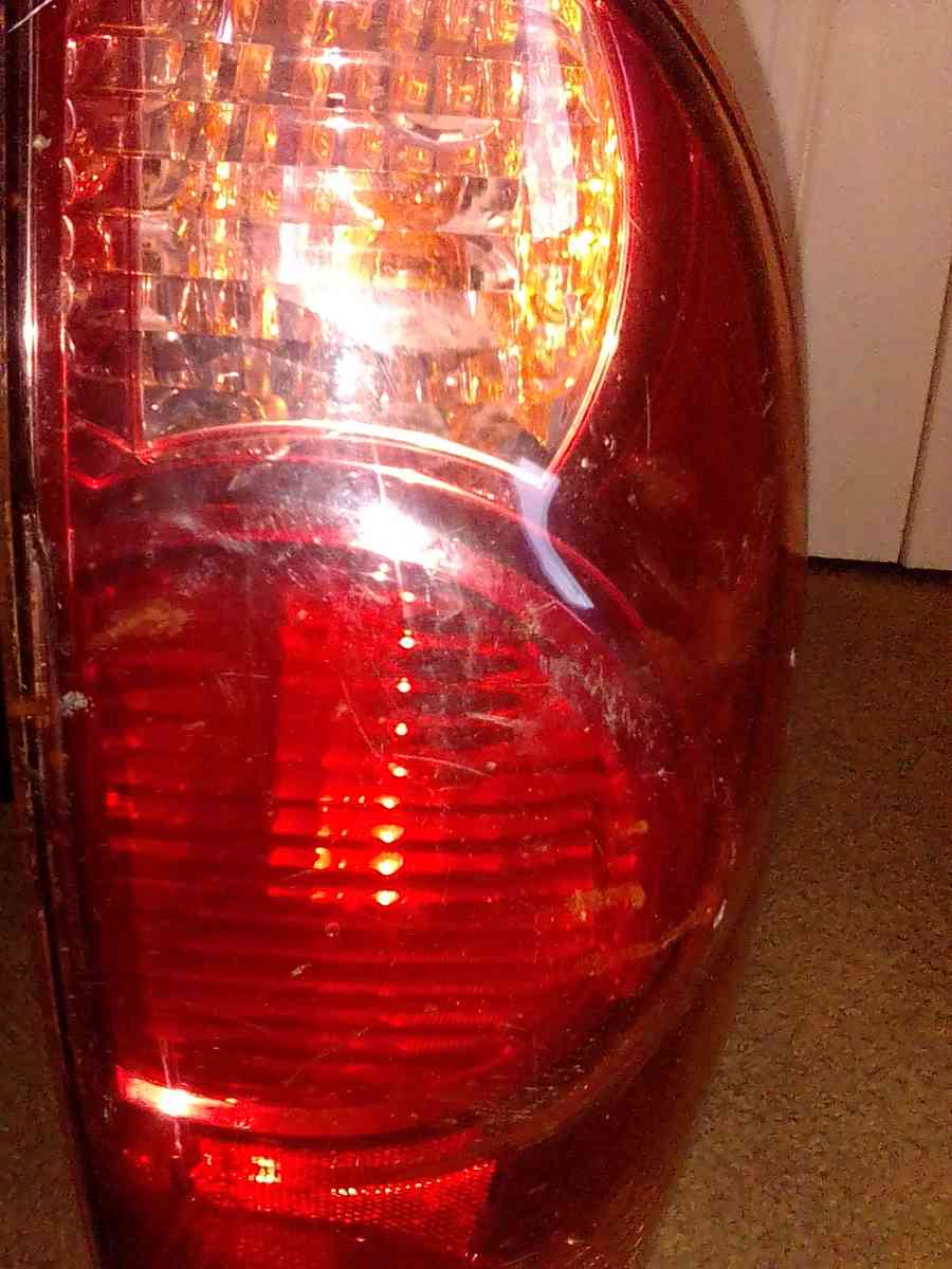 2003 Toyota 4Runner Right rear tail light - Irving, Texas - FleaMarketBay
