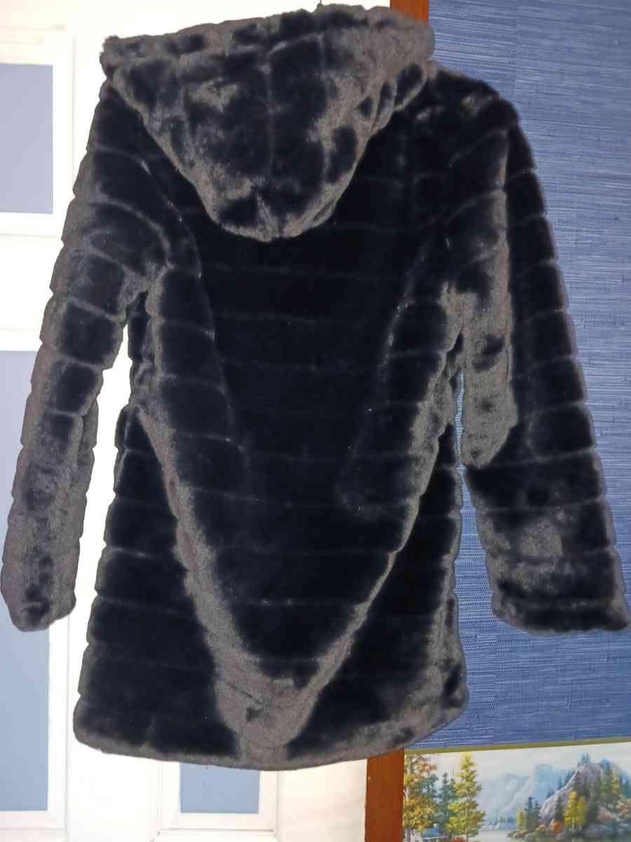 Faux Fur Womens Coat - Middleburg, Pennsylvania - FleaMarketBay