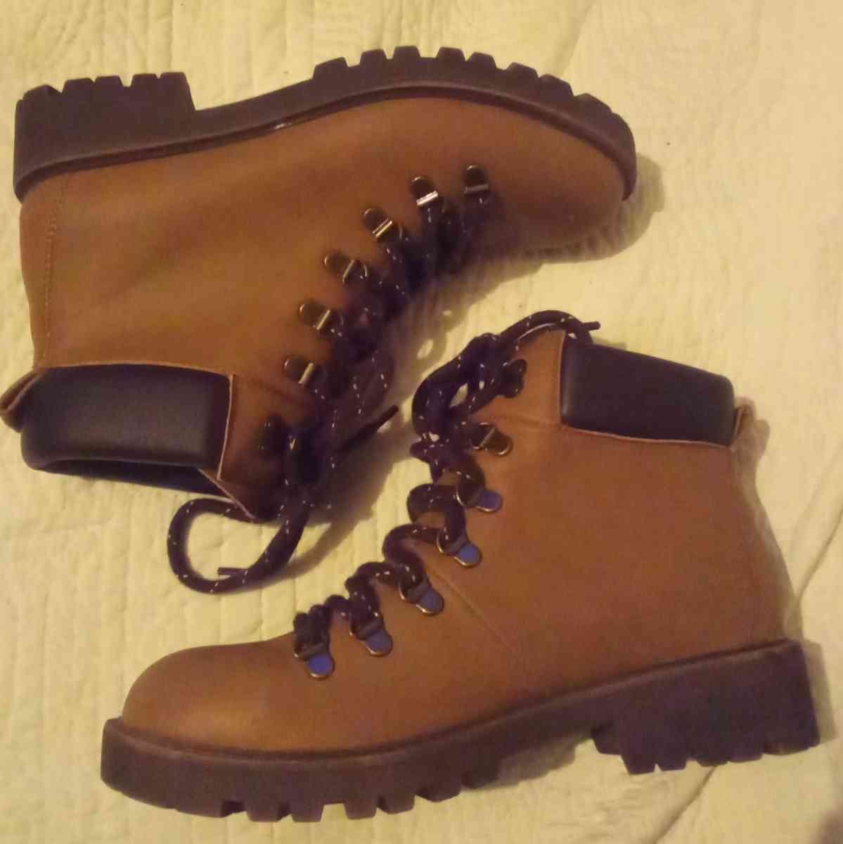 Womens Shoes - Adamsville, Ohio - FleaMarketBay