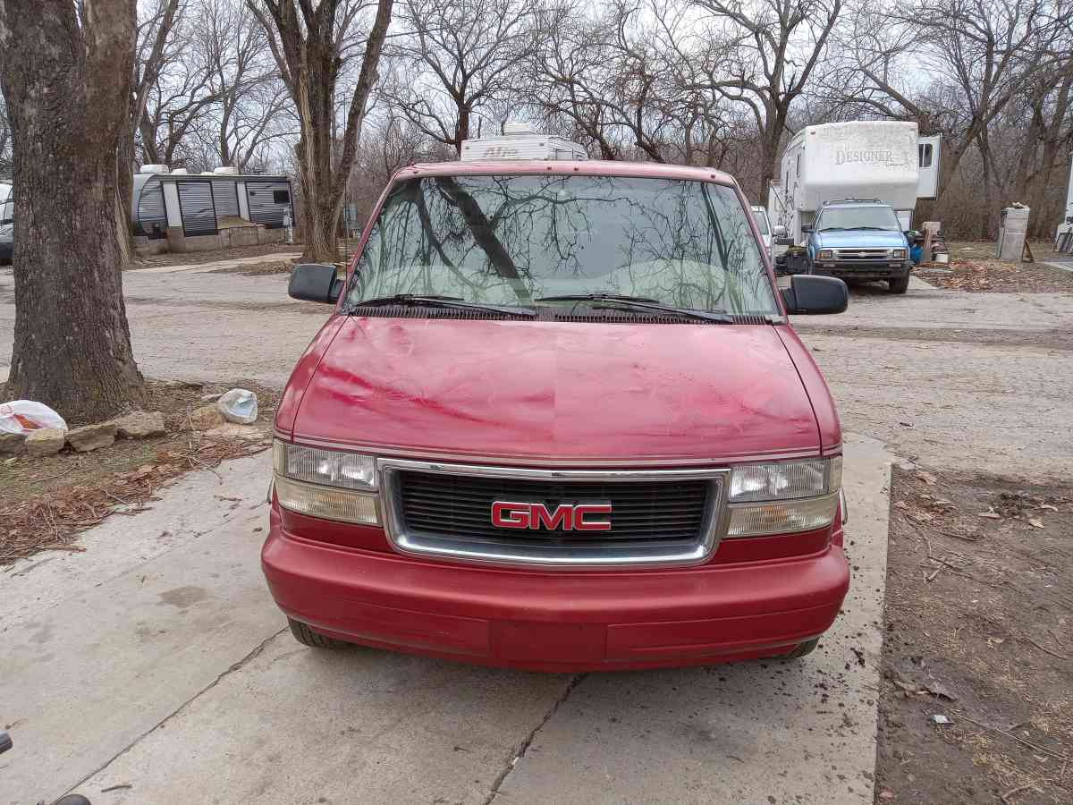 1998 GMC Safari regency package Excellent condition