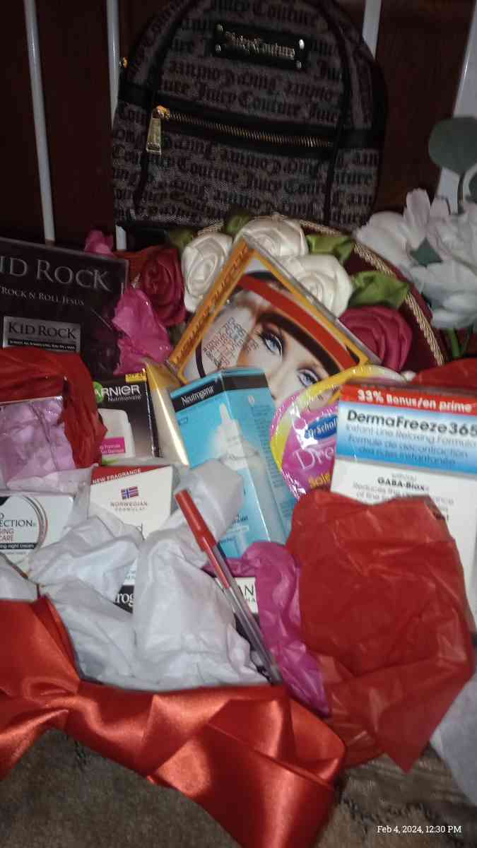 beauty valentines day baskets - Cottageville, South Carolina - FleaMarketBay