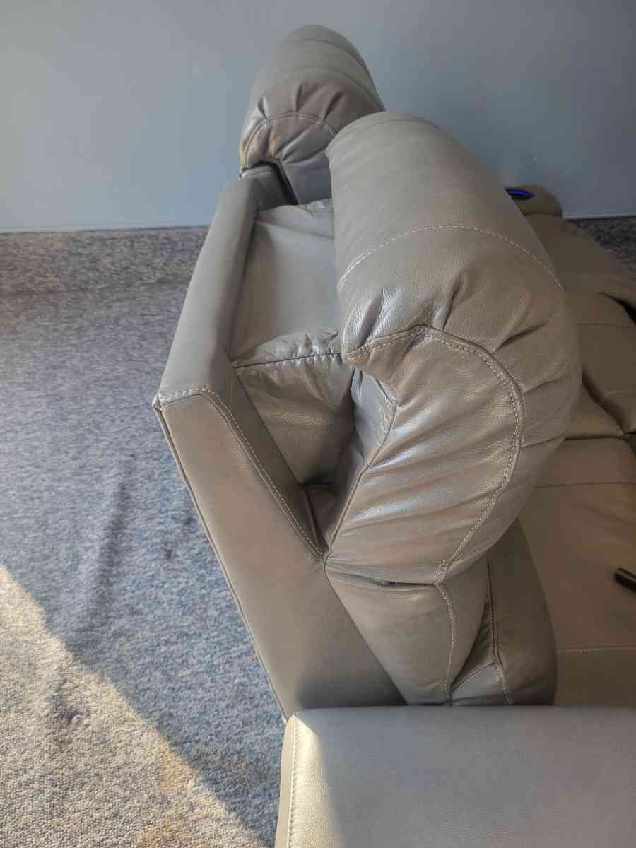 Recliner Couch - Virginia Beach, Virginia - FleaMarketBay