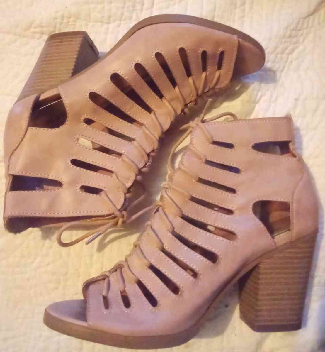 Womens Shoes - Adamsville, Ohio - FleaMarketBay