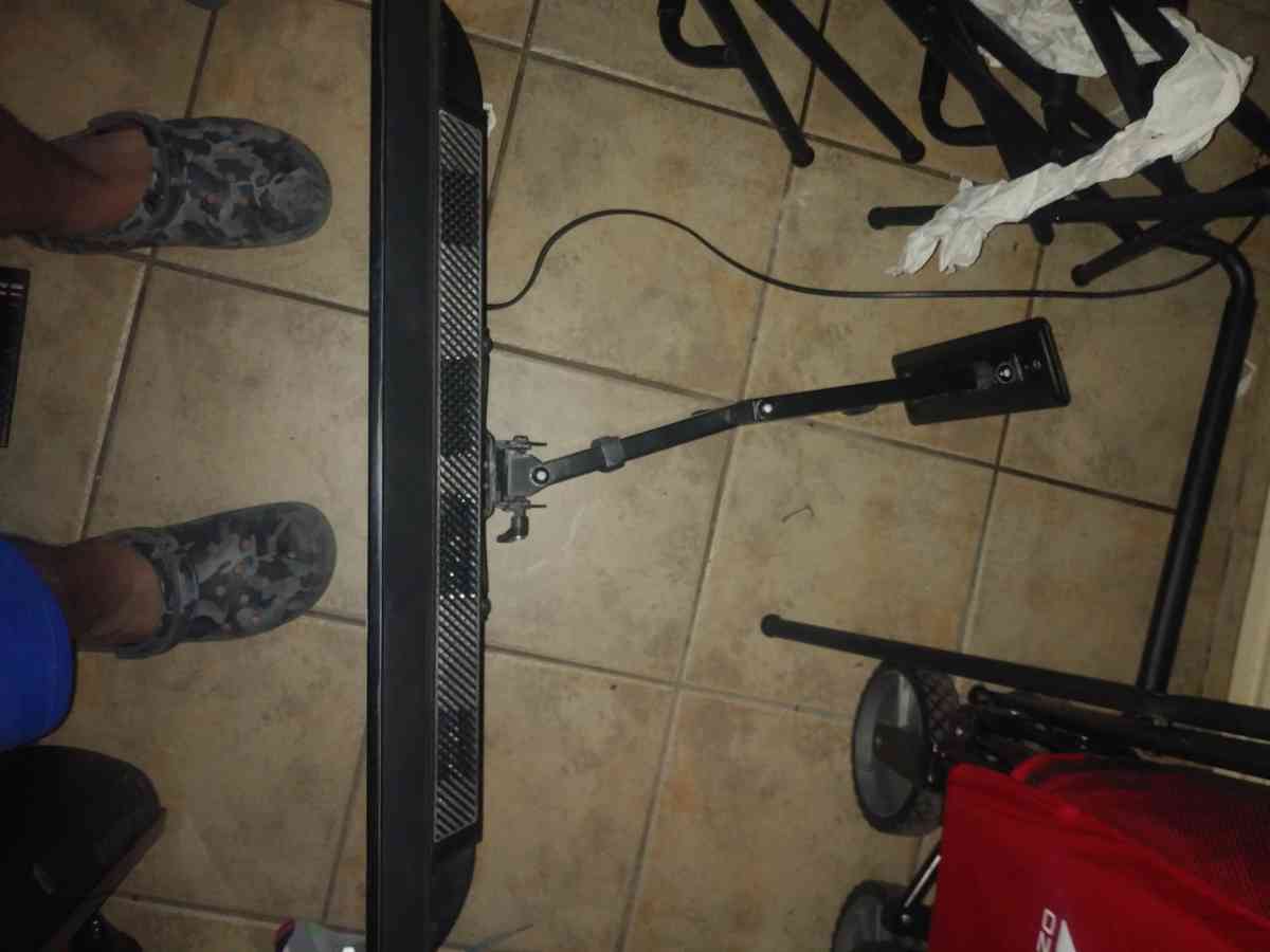 40inch tv with adjustable mount on the tv - Garland, Texas - FleaMarketBay