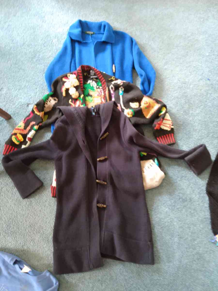 Womens sweaters sizes XS to small - Cincinnati, Ohio - FleaMarketBay