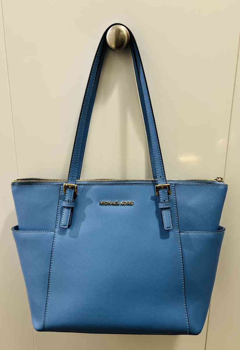 BEAUTIFUL BRILLANT BLUE MICHAEL KORS HANDBAG - Cedar Falls, Iowa