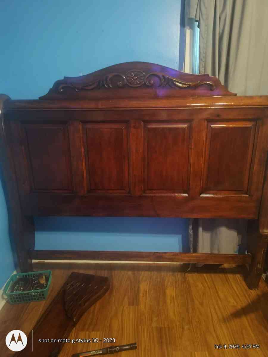 Beautiful vintage queen size swan style bed frame in great c - Madison, Tennessee