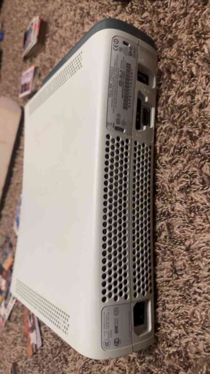 Xbox 360 2 controllers plus games - Paris, Kentucky - FleaMarketBay