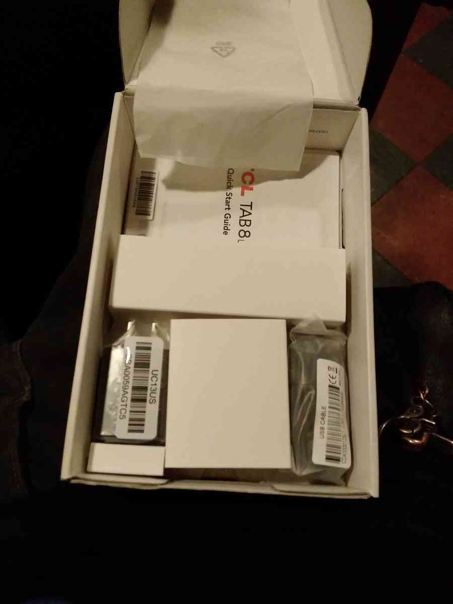 tablet 32 gig it does have a crack in the screen - Adolph, Minnesota - FleaMarketBay