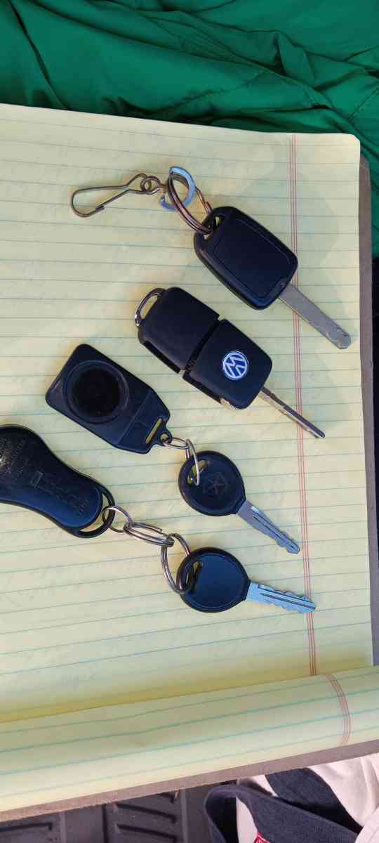 the 3 sets of keys car - Adelanto, California - FleaMarketBay
