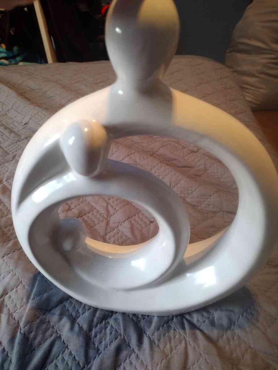 white mother and baby figurine - Passaic, New Jersey