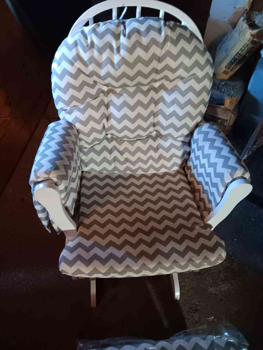 nursery chair - Milwaukee, Wisconsin - FleaMarketBay