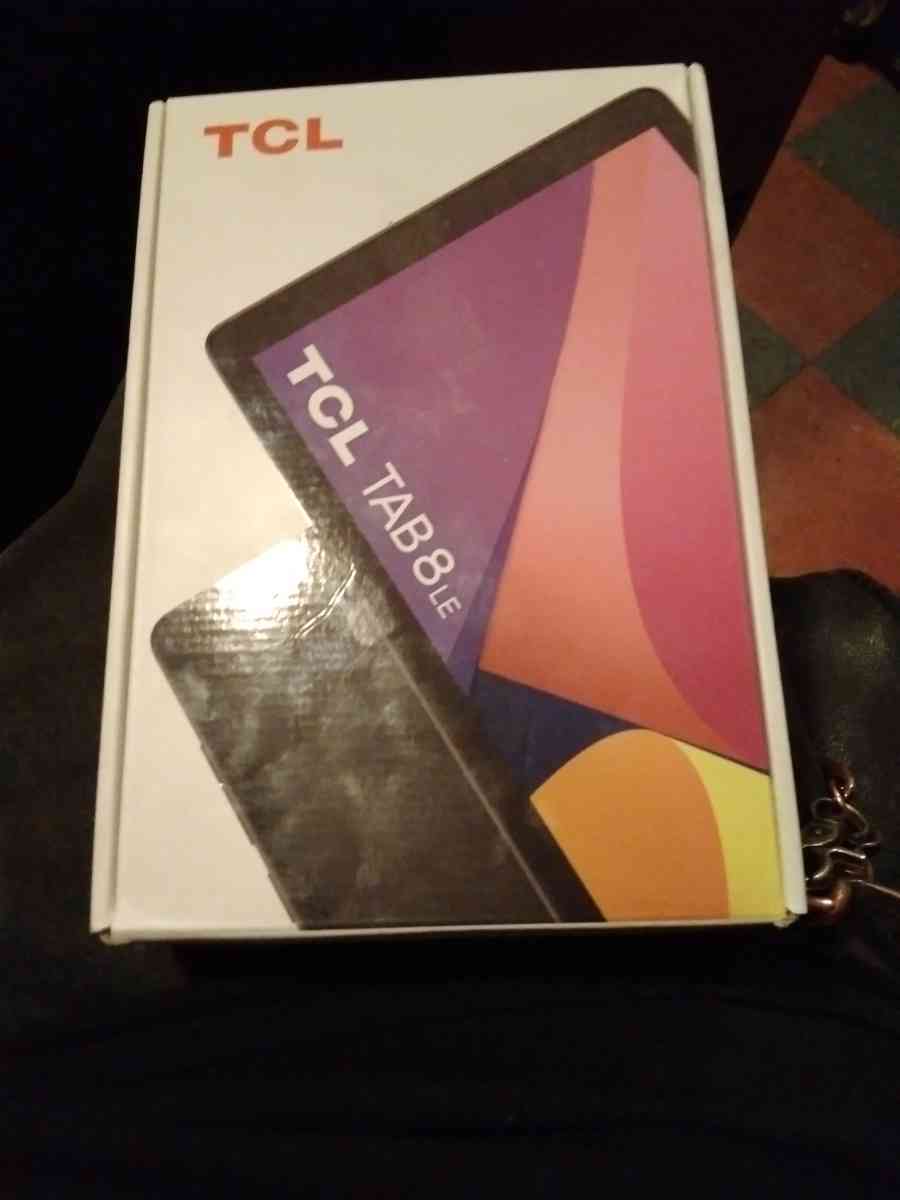 tablet 32 gig it does have a crack in the screen