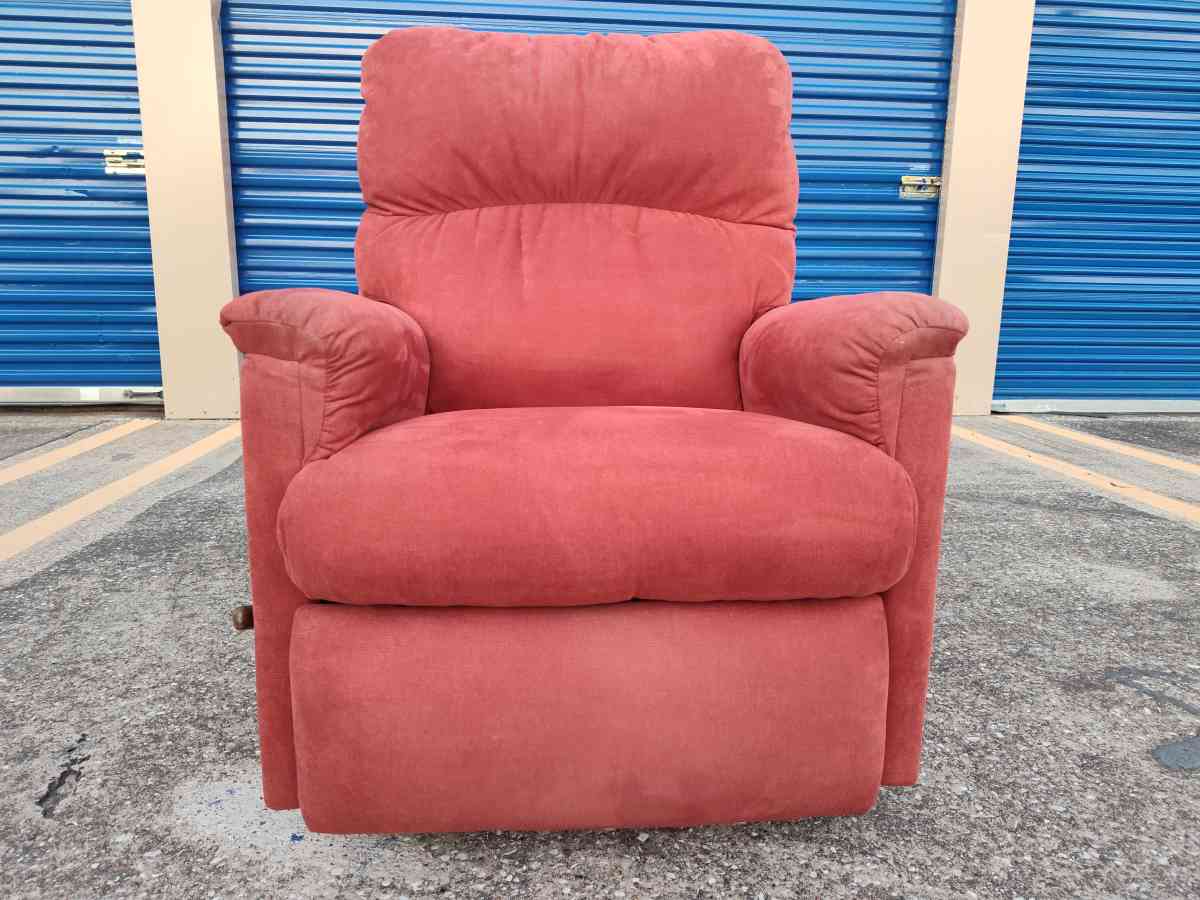 red recliner - Bacliff, Texas