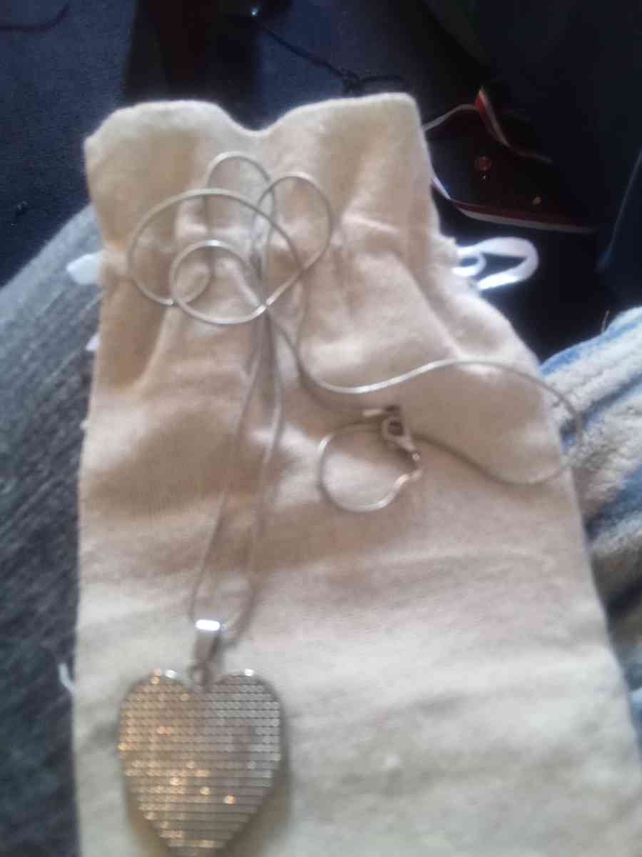 Female necklace - Ontario, New York - FleaMarketBay