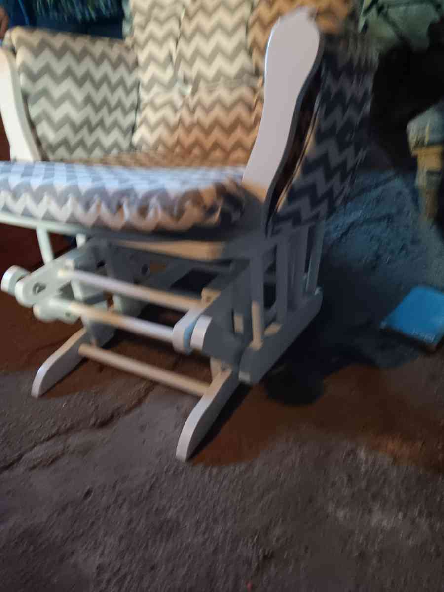 nursery chair - Milwaukee, Wisconsin - FleaMarketBay