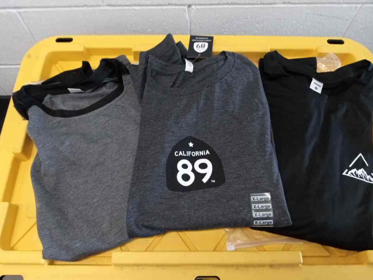 the 3 sweatshirt large new - Adelanto, California - FleaMarketBay