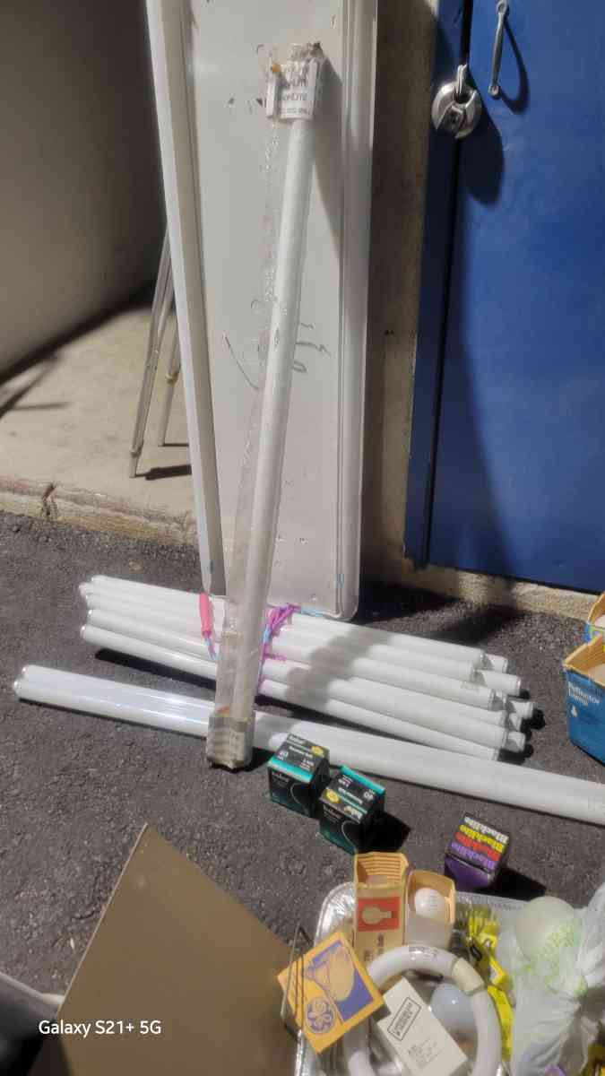 light bulbs - Las Vegas, Nevada - FleaMarketBay